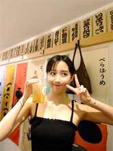 Cocomi、黒キャミソール姿で浅草をぶらり　「いちご飴」「たこせん」など食べ歩き