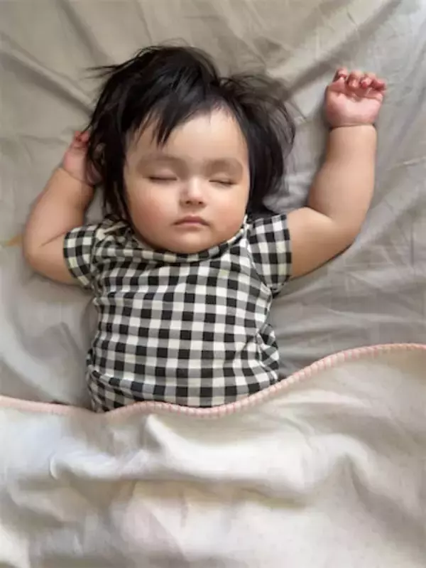 次女・グーちゃんの寝顔に長男が！ 川崎希、思わず笑う家族ショット公開