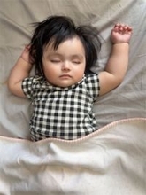 次女・グーちゃんの寝顔に長男が！ 川崎希、思わず笑う家族ショット公開