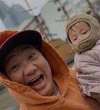 「山本圭壱、愛娘・にこりちゃんと公園でわちゃわちゃ「いいパパしてるね」「最高～」」の画像1