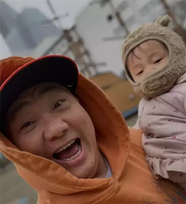 山本圭壱、愛娘・にこりちゃんと公園でわちゃわちゃ「いいパパしてるね」「最高～」