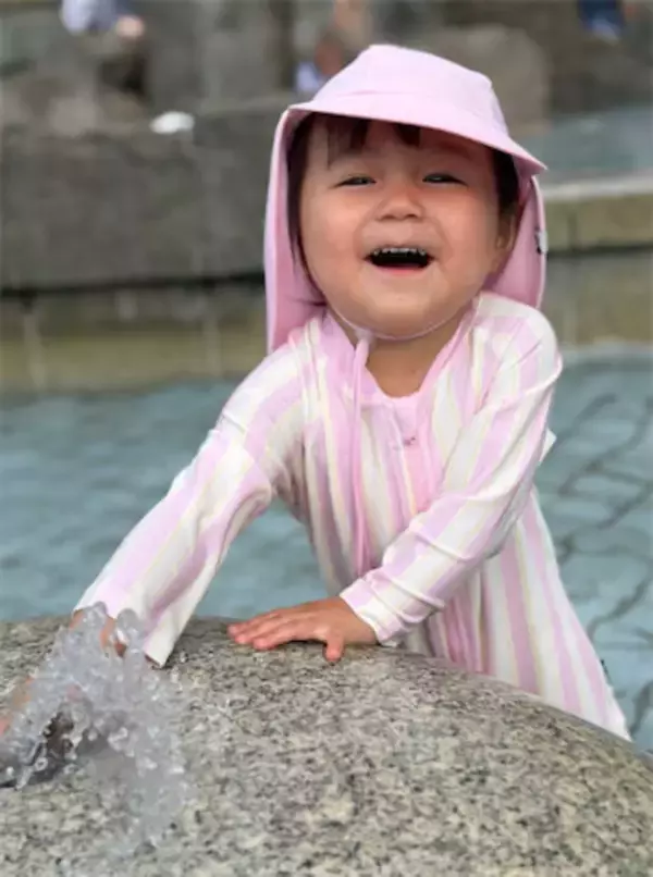 山本圭壱、愛娘・にこりちゃんの‟初水遊び”を激写「イクメンですね」「本当に子煩悩ですね」