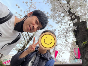 東貴博、青空＆満開の桜で長女と散歩デートを堪能「目黒川沿いをちょっとだけ」
