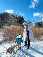 手島優、雪景色の“親子リンクコーデ”を披露「ウキウキるんるん」