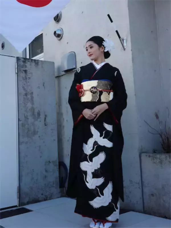 つるの剛士、“鶴柄”の振袖を着こなす長女の姿を公開「モデルさんのよう」「美しい」