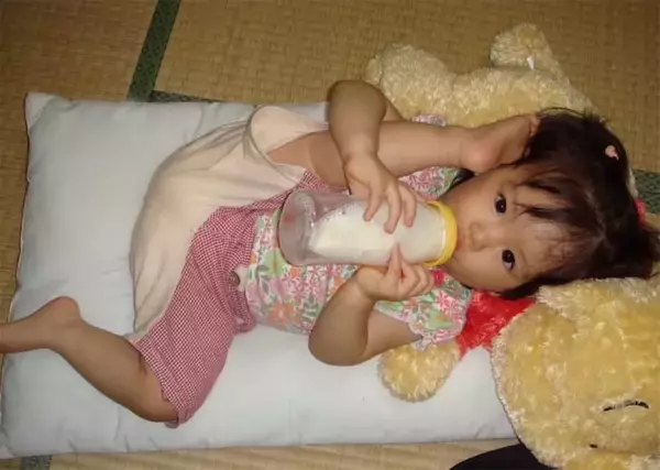 當真あみ、幼少期の“体が柔らかすぎる”秘蔵ショットに衝撃「股関節ヤバい」「寝相の癖が凄いww」