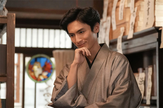 『ブラッサム』高良健吾演じる作家・“秋山格之介”のビジュアルに反響続々「見た瞬間にモデルが誰かわかった」