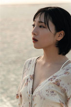 能條愛未1st写真集の大阪お渡し会が開催決定、夕方の海辺での先行カットも