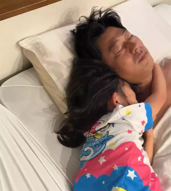 「朝起きたらこうなってます」パンサー尾形にギュッと抱きついて眠る７歳愛娘にホッコリ