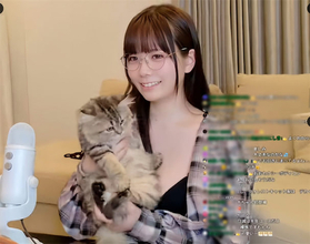 9ヶ月でさらに巨大化！ 東雲うみ、愛猫の比較ショットが話題「可愛い体積が増えた」