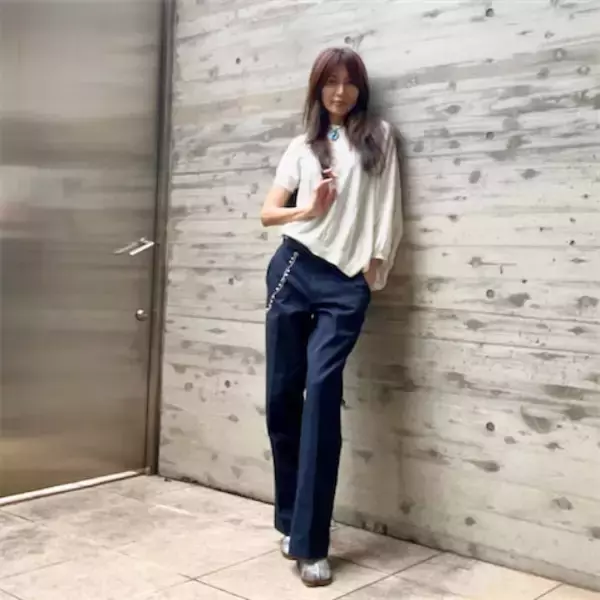 工藤静香、ラフなのに洗練された“抜け感コーデ”披露
