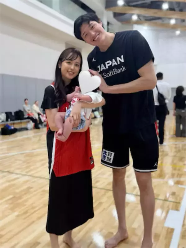 久慈暁子、生後5カ月の愛娘が「はじめてのバスケ観戦」パパ・渡邊雄太の活躍を見守る