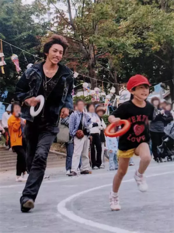 父親がイケメンすぎて万バズした女性、反響後に再アイドルデビュー「最高のアイドルの誕生ですね」