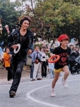 父親がイケメンすぎて万バズした女性、反響後に再アイドルデビュー「最高のアイドルの誕生ですね」