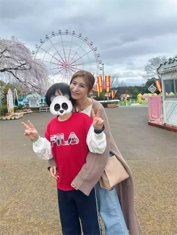 元‟広末涼子ものまね”芸人、10歳息子を遊園地でバックハグ「相変わらず美しいですね」
