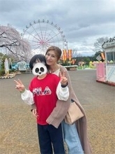 元‟広末涼子ものまね”芸人、10歳息子を遊園地でバックハグ「相変わらず美しいですね」