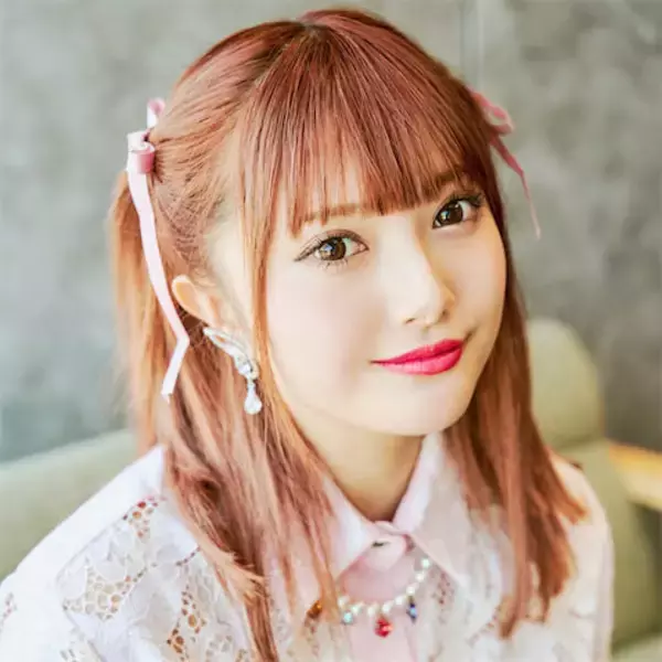 1st写真集が発売、安斉かれん「イチオシは沖縄のプールで泳ぐカットです」