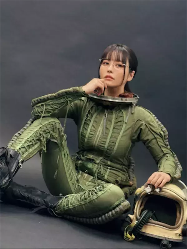 「着るのに3人がかりで20分…」東雲うみ、旧ソ連空軍耐Gスーツ姿が「もう芸術品」