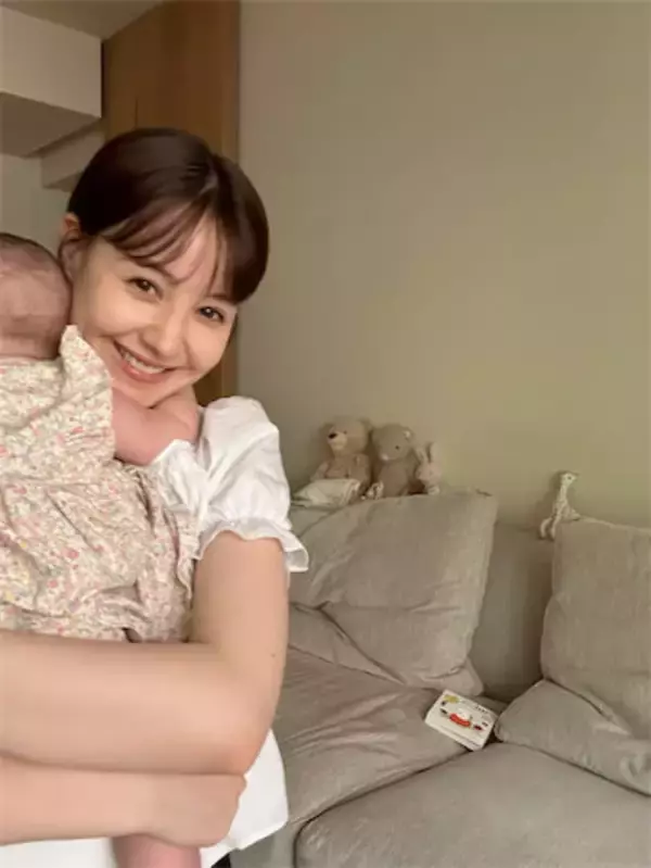 トリンドル玲奈「初のママ友ランチに行ってきました」腕の中ですやすや眠る我が子を公開