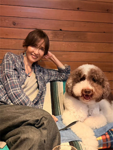 工藤静香、愛犬と寄り添うほっこり2ショット公開「しーちゃんの笑顔に癒されます」