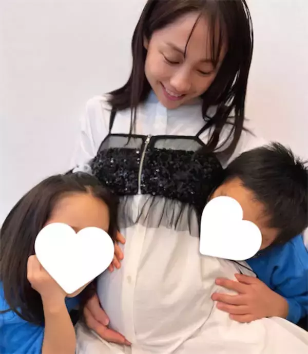 第三子妊娠中・元『王様のブランチ』リポーター、大きなお腹に寄り添う子どもたちの写真を公開