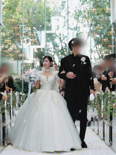 『バチェラー4』出演の34歳タレント、超豪華“結婚式”の写真を公開「リアルプリンセス」