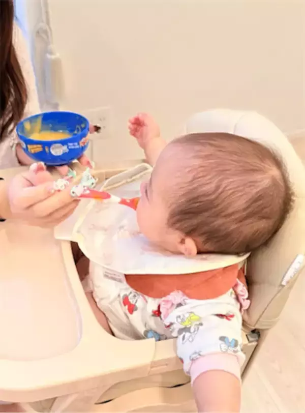 「希空が食べさせてくれたよ」杉浦太陽、次女・夢空ちゃんの離乳食タイムを公開