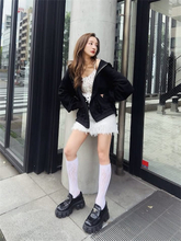 板野友美、美脚際立つ‟ガーリー×ストリートコーデ”に反響「スタイル良すぎ」