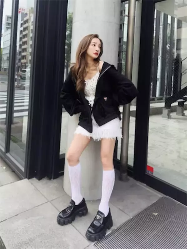 板野友美、美脚際立つ‟ガーリー×ストリートコーデ”に反響「スタイル良すぎ」