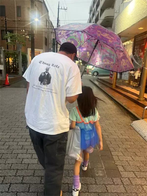 パンサー尾形、8歳愛娘と"ラブラブ相合い傘"2ショット公開「父娘あるある!！」