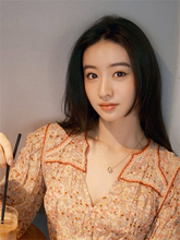 姉妹で過ごすリラックスタイム…Koki,はガーリーな花柄ワンピ姿を披露