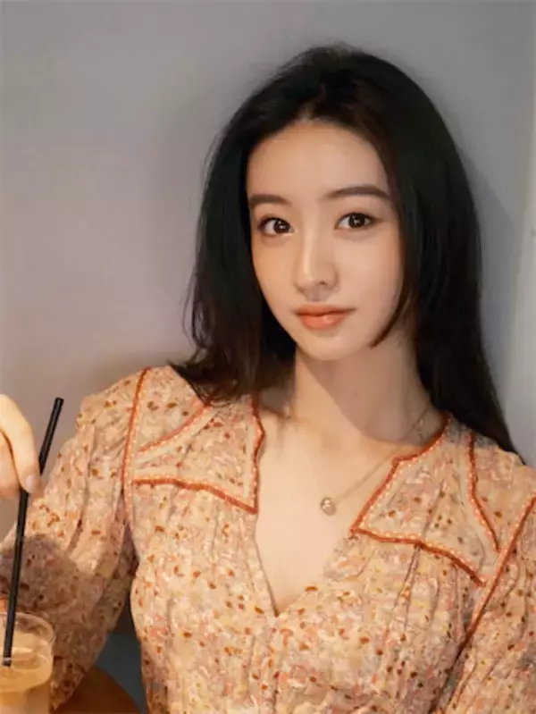 姉妹で過ごすリラックスタイム…Koki,はガーリーな花柄ワンピ姿を披露