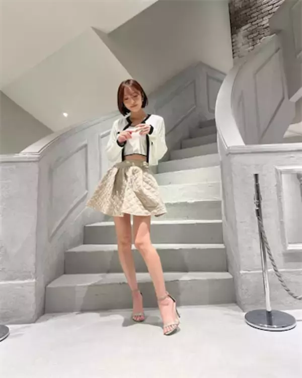 「久しぶりのミニスカです」神部美咲、”神美脚”で着こなすミニスカ衣装姿に反響