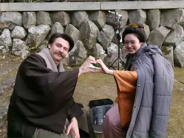 高石あかり、朝ドラ『ばけばけ』夫役とラブポーズ公開「かわいい夫婦ですね」