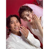 「『私たち結婚しました』島崎遥香と佐野岳がインスタで発表、期間限定の結婚生活にABEMAで密着」の画像1