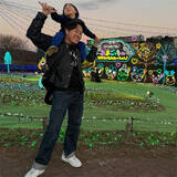 「エハラマサヒロ、4歳末っ子・とわくんを“肩車”する休日ショット「穏やかな良いパパの顔」」の画像1