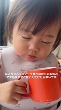 山本圭壱、愛娘・にこりちゃんが食べながら寝落ちする様子を公開「ハンパない可愛さ」