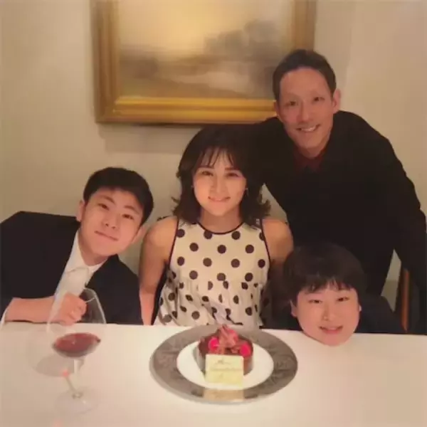 中村勘九郎の42歳妻、誕生日に“おめかし”家族ショットを公開「少女のように可愛い」「素敵な家族」