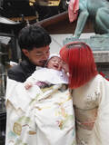 「AMIAYA・AMI、0歳息子の“お宮参り”を報告　双子姉・AYAとの色鮮やか3ショットも」の画像1