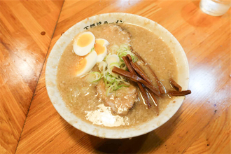 年間700杯ラーメンを食べる男、ラーメン官僚に聞く麺人生「自分を変えたのは環七ラーメンブーム」