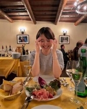 渡邊渚がレストランでの“ほろ酔い”姿を公開、にこにこピースショットも