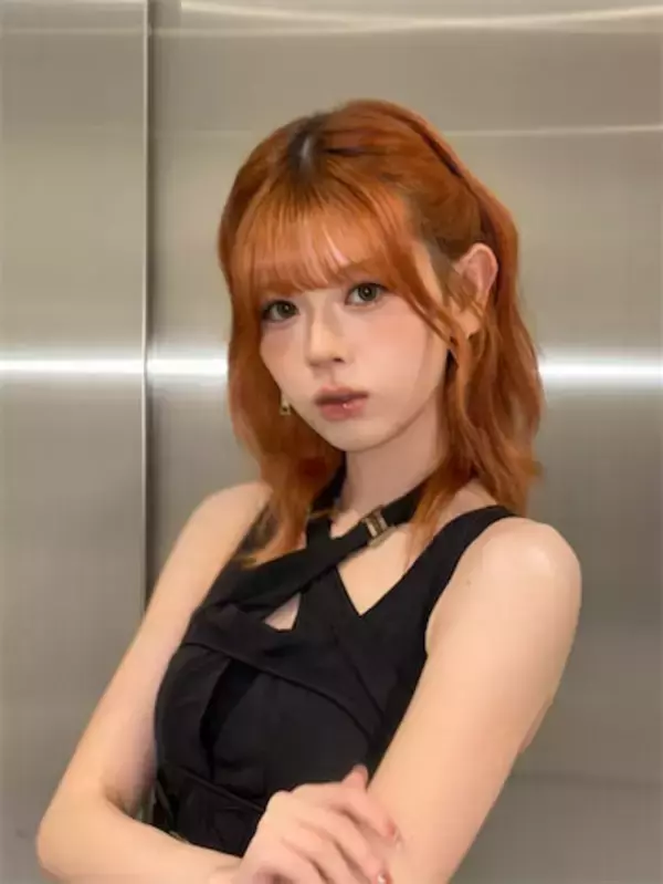 NiziU リク、“肌見せ”オトナっぽ衣装にファン歓喜　レアな制服姿も「まじで顔面優勝」