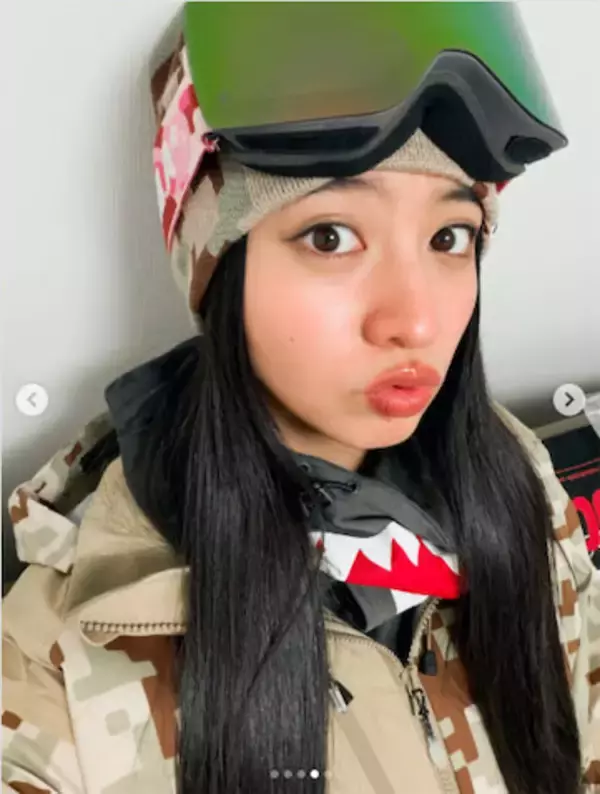 お茶目な表情で自撮りも、Koki,がスノボウェア姿のオフショット公開