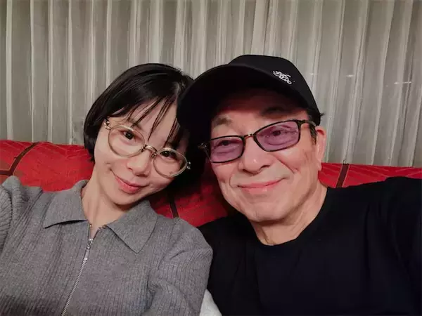 趣里「父とゆっくり食事を楽しみました」、水谷豊との親子2ショットに反響「似てますね」