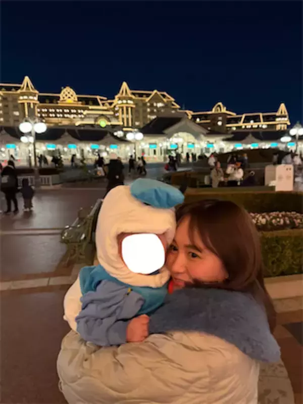 大場美奈、愛息子がディズニーデビュー！　初アトラクションの反応は「めちゃくちゃ真顔でした」