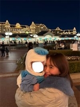 大場美奈、愛息子がディズニーデビュー！　初アトラクションの反応は「めちゃくちゃ真顔でした」