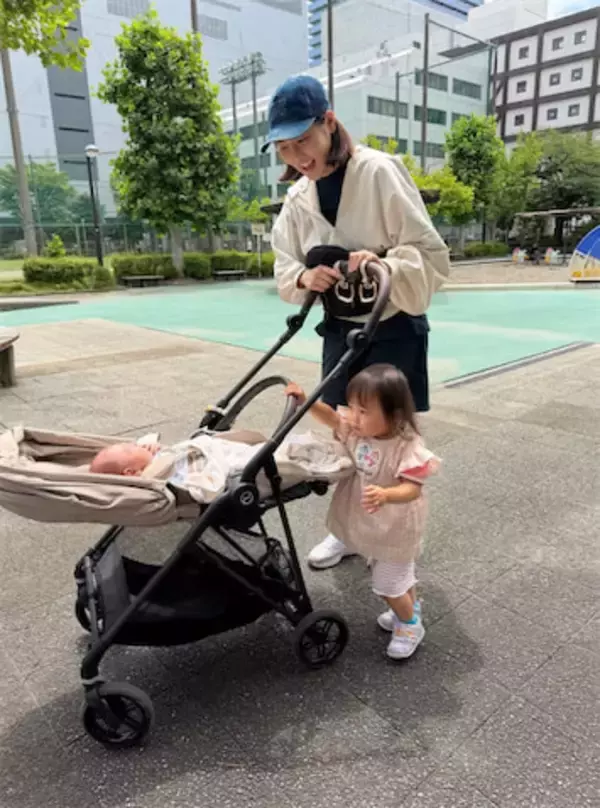 山本圭壱、家族4人で初散歩を報告　「にこちゃんお姉ちゃん発揮していて可愛い」ファンほっこり