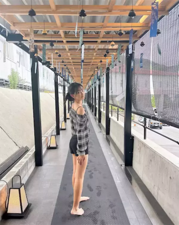 13歳"日本一可愛い中学生"、ショートパンツから美脚スラリ「大人っぽいコーデですね」「美人さん」