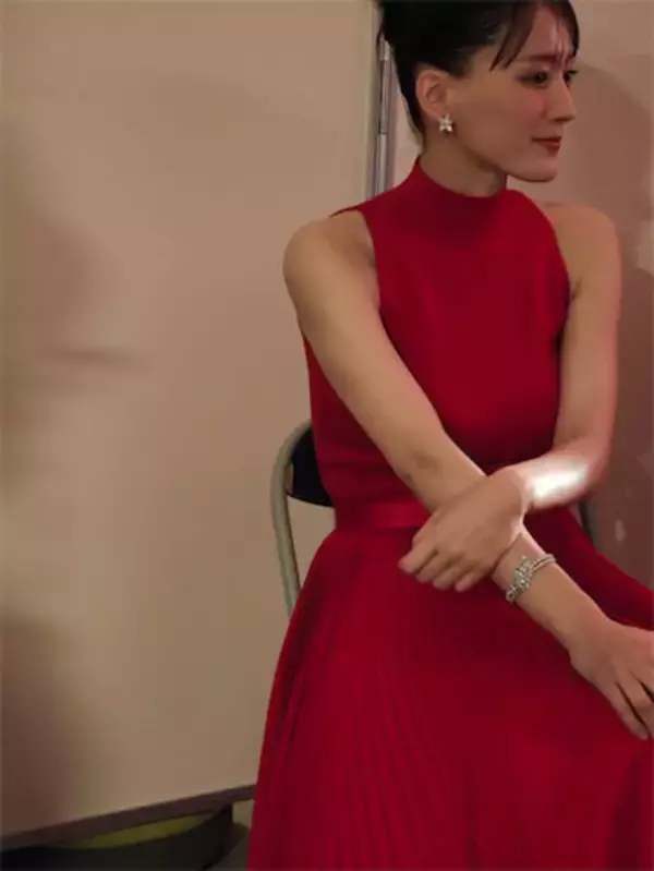 綾瀬はるか、紅白歌合戦の舞台裏ショットを公開　メイク中や弁当姿に「自然体でチャーミング」