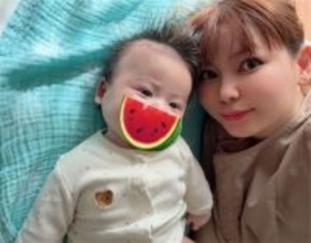 「ますます見張らないと！」中川翔子、双子次男の“寝返り成功”を報告　長男は「ずっとママみて笑ってる」